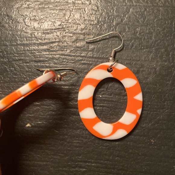 Eighties style dangly earrings. - Picture 3 of 5